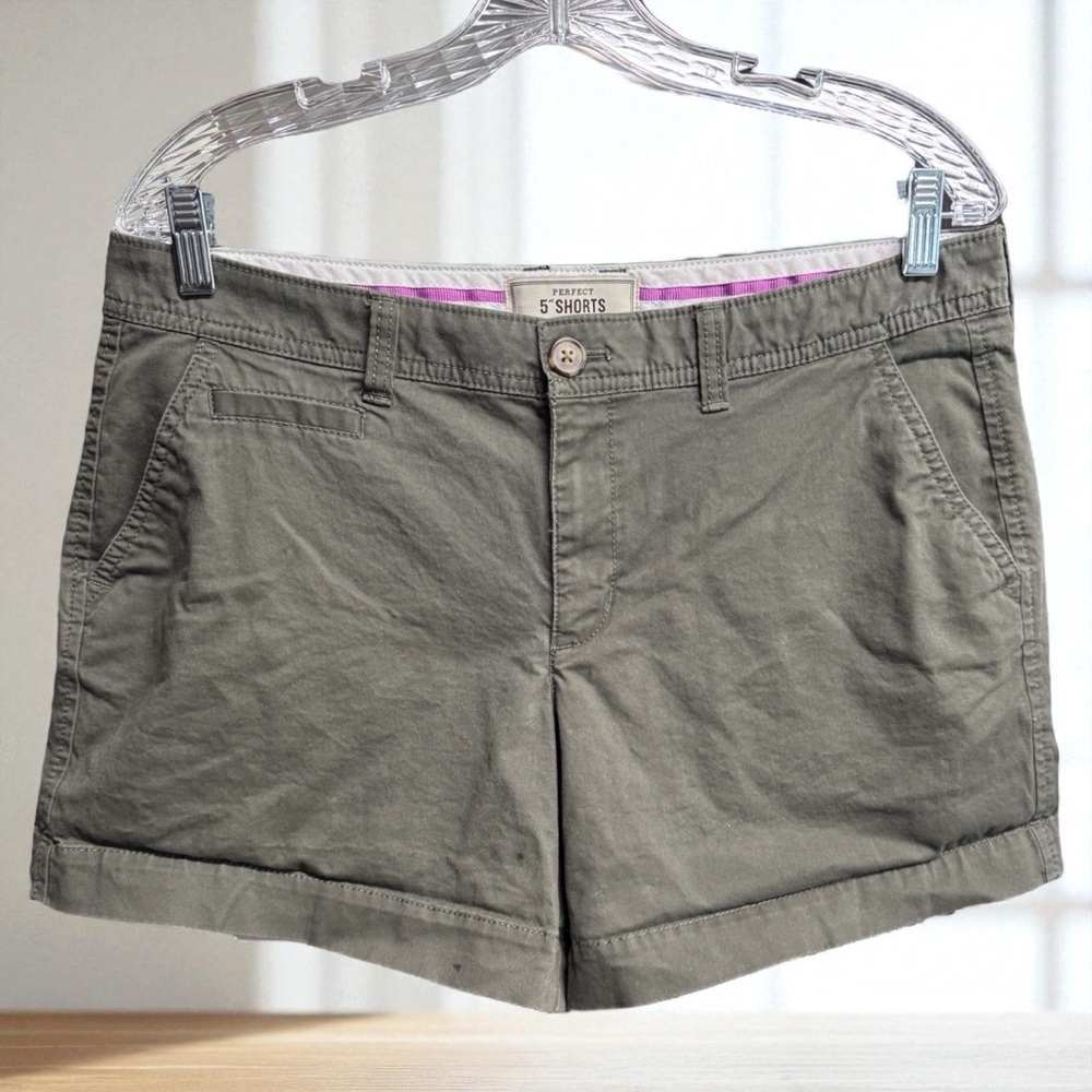 Sunny Day Essential! 🩳 Chic Mid-Rise Old Navy Khaki Shorts - Like New! Size 10